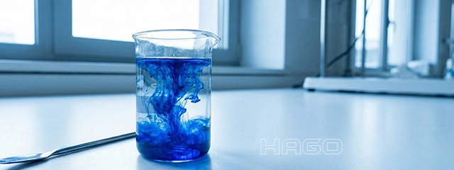 Leuchtend blaues Pulver und gefärbtes Wasser im Laborglas