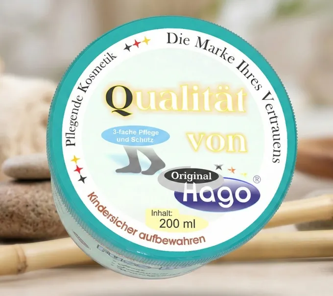 Draufsicht auf den Hago Fuss-Balsam. Gut erkennbares Deckeletikett mit Produktbezeichnung und Markenlogo.