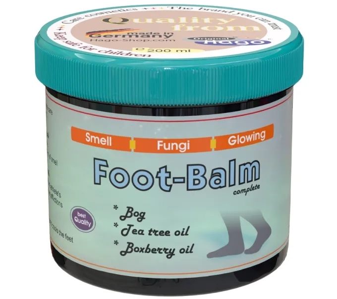 Detailaufnahme des geöffneten Tiegels. Zeigt die beige, gelartige Textur des Foot balm. / Englisch