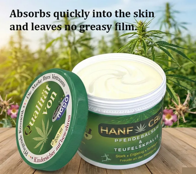 Detailaufnahme des geöffneten Tiegels. Zeigt die beige, gelartige Textur des Hago Hanf & Cannabis mit Pferdebalsam und Teufelskralle von Hago. / Englisch