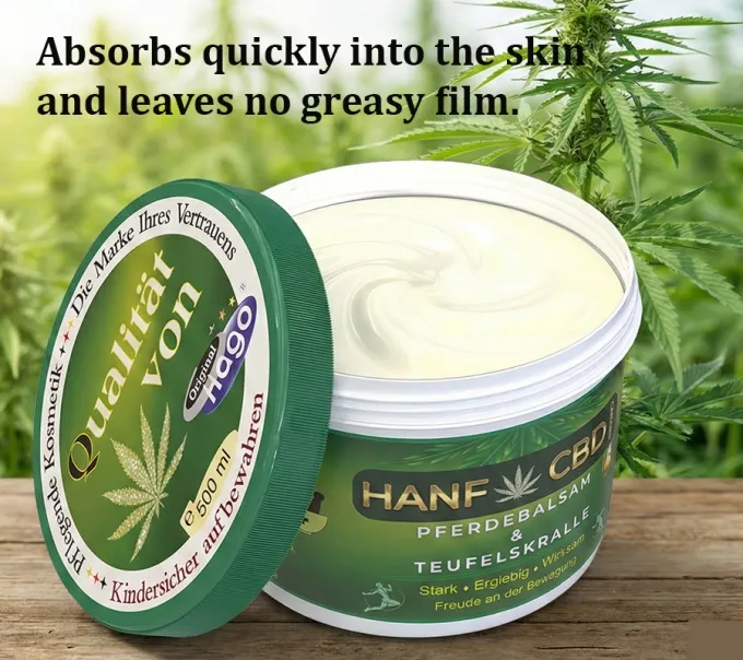 Detailaufnahme des geöffneten Tiegels. Zeigt die beige, gelartige Textur des Hago Hanf & Cannabis mit Pferdebalsam und Teufelskralle von Hago. / Englsich