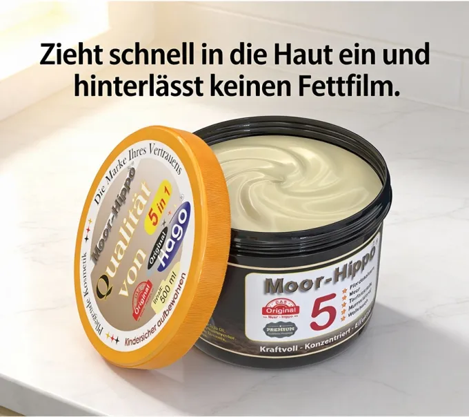 Detailaufnahme des geöffneten Tiegels. Zeigt die beige, gelartige Textur des Hago Moor-Hippo 5 von Hago.
