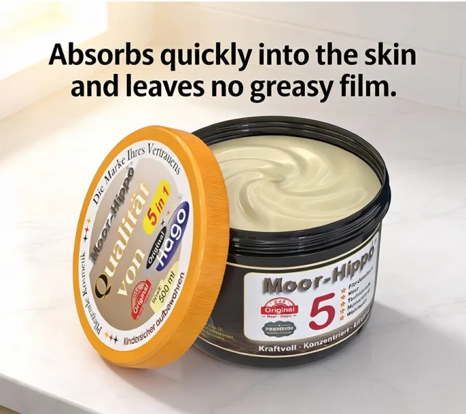 Close-up of the opened jar showing the beige, gel-like texture of the Hago Moor-Hippo 5. / Englisch