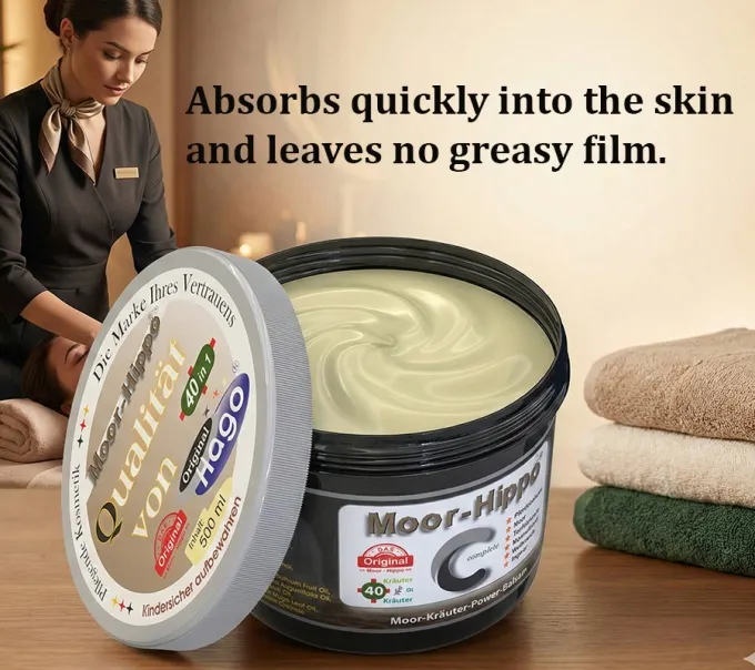 Detailaufnahme des geöffneten Tiegels. Zeigt die beige, gelartige Textur des Hago Moor-Hippo comlete von Hago. / Englisch