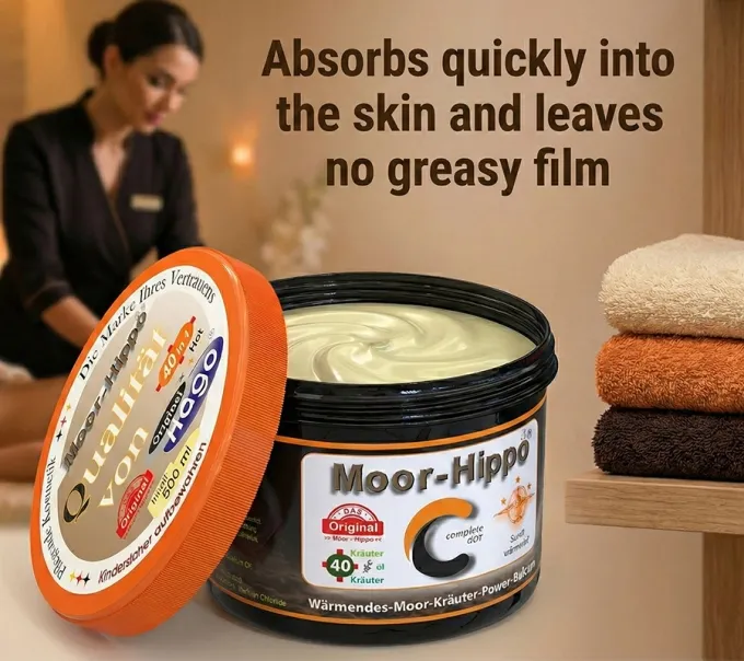 Detailaufnahme des geöffneten Tiegels. Zeigt die beige, gelartige Textur des Hago Moor-Hippo comlete hot von Hago. / Englisch