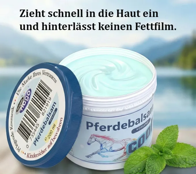 Detailaufnahme des geöffneten Tiegels. Zeigt die bläuliche, gelartige Textur des kühlenden Pferdebalsams von Hago.