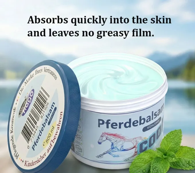 Detailaufnahme des geöffneten Tiegels. Zeigt die bläuliche, gelartige Textur des kühlenden Pferdebalsams von Hago.