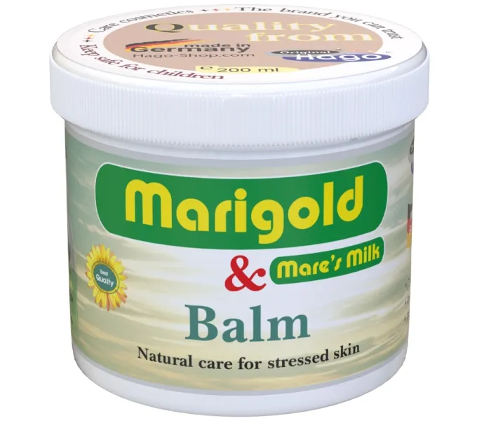 Detailaufnahme des geöffneten Tiegels. Zeigt die beige, gelartige Textur des Ringelblume & Stutenmilch von Hago. / Englisch