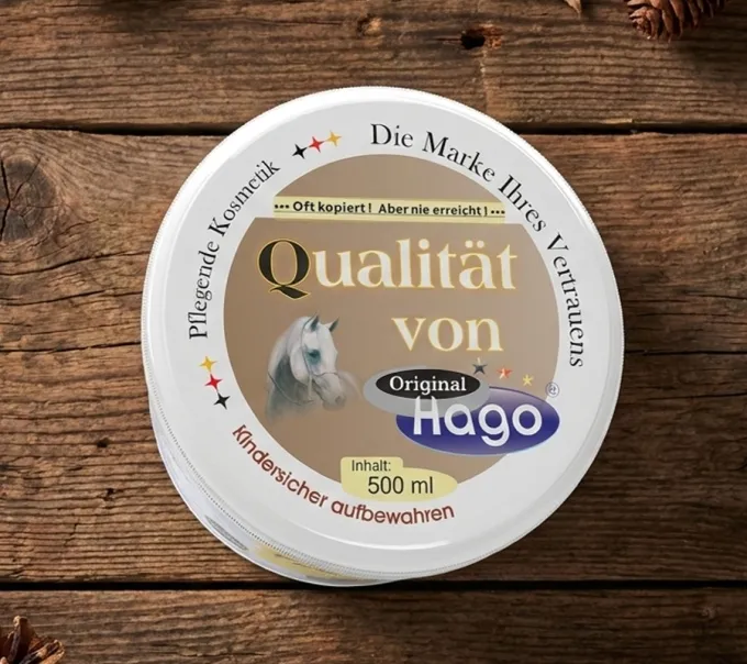 Draufsicht auf den Hago Pferdebalsam. Gut erkennbares Deckeletikett mit Produktbezeichnung und Markenlogo.