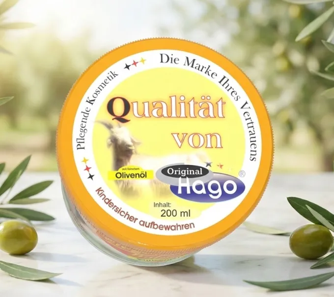 Draufsicht auf den Hago Ziegenbutter Balsam mit Olivenöl. Gut erkennbares Deckeletikett mit Produktbezeichnung und Markenlogo.